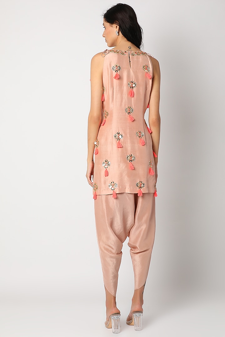 Peach Embroidered Kurta Set by Maison Blu at Pernia's Pop Up Shop
